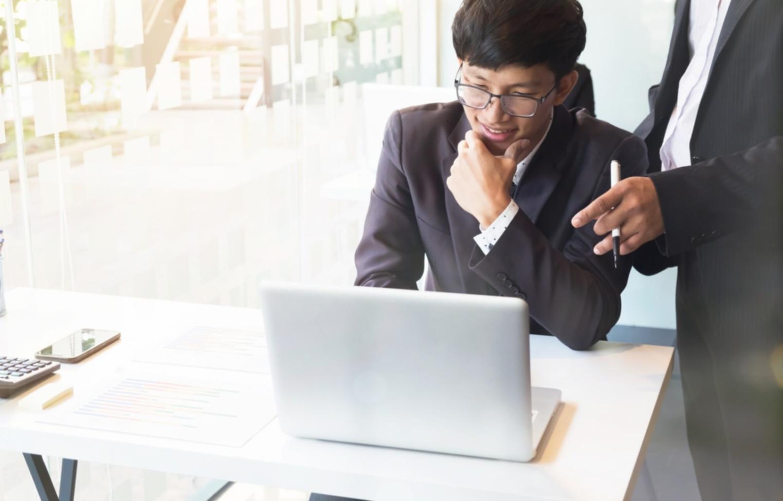 Consulente Mivara che spiega concetti finanziari a un cliente