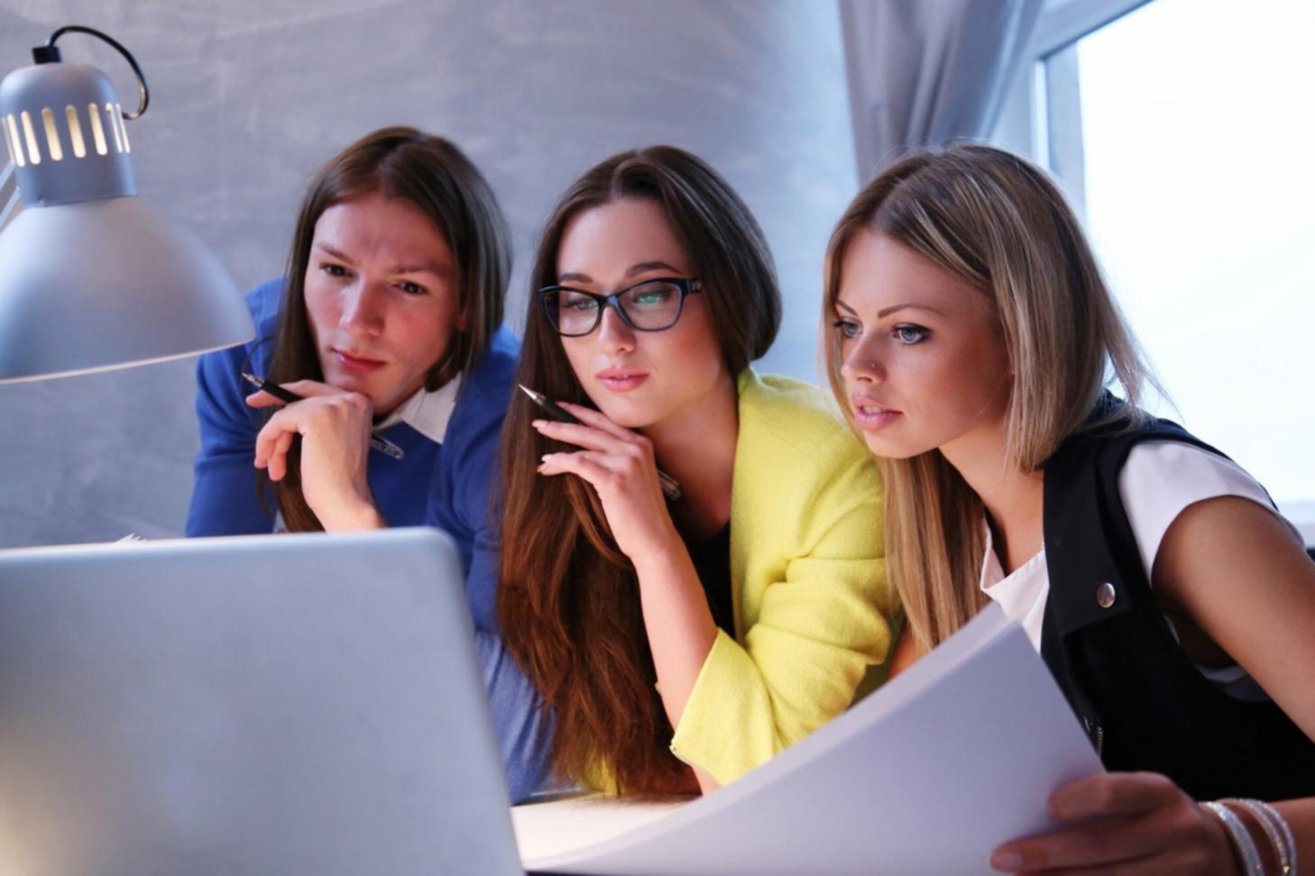 Un momento di formazione finanziaria pratica durante un workshop Mivara